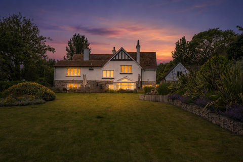 5 bed property, in Manor Road, £2,995,000