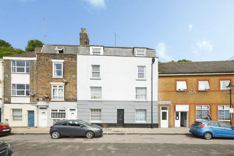 1 bed property, in Snargate Street, £90,000