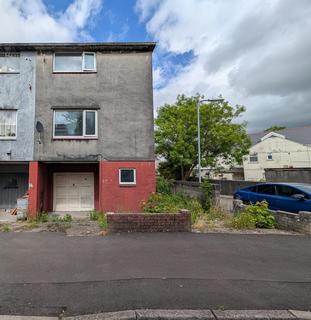 2 bed property, in Farm Road, £110,000