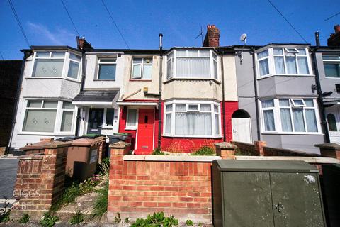 3 bed property, in Shelley Road, £325,000