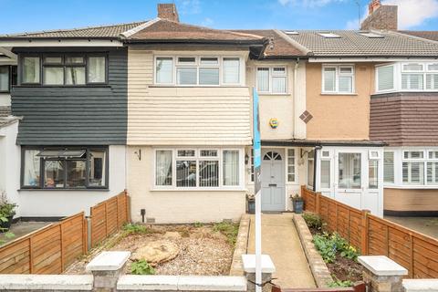 3 bed property, in Gorringe Park Avenue, £575,000