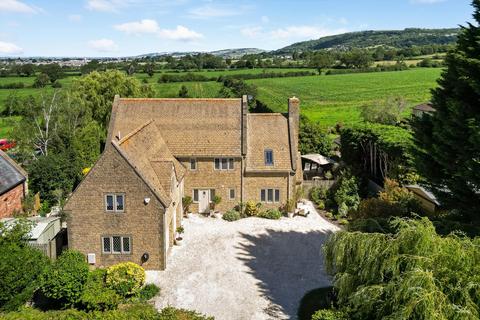 5 bed property, in Southam Lane, £1,395,000