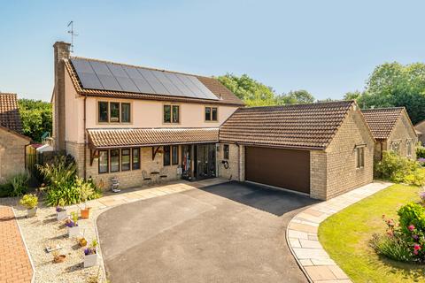 4 bed property, in Brookside, £525,000