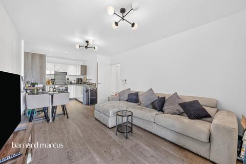 1 bed property, in Connersville Way, £220,000