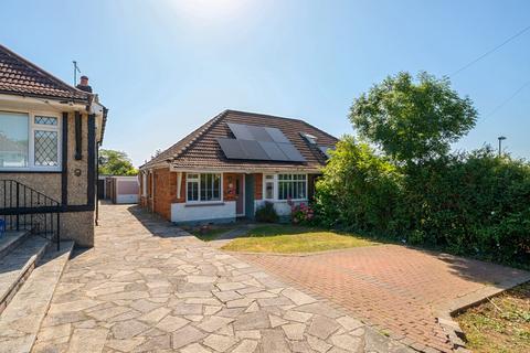 2 bed property, in New Barn Road, £425,000