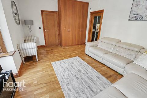 3 bed property, in Warren Road, £600,000