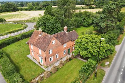 4 bed property, in Tamworth Road, £795,000