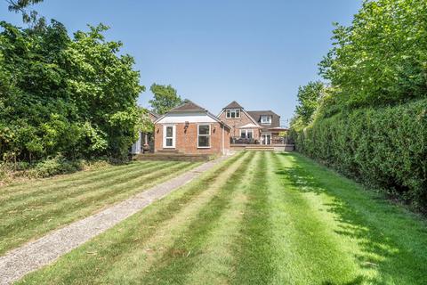 4 bed property, in Main Road, £700,000