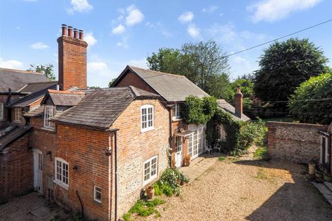 4 bed property, in Hurstbourne Priors, £650,000