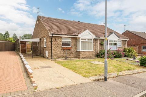 2 bed property, in Flowerday Close, £200,000
