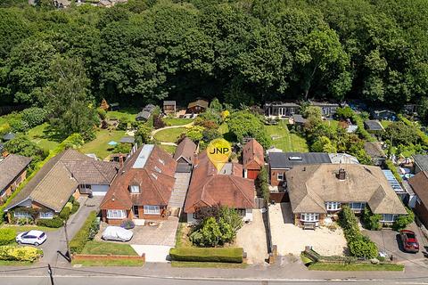 3 bed property, in Park Lane, £695,000