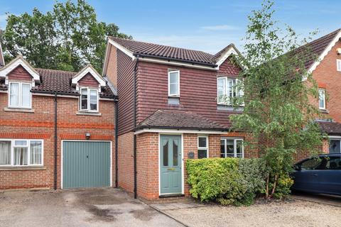 4 bed property, in Blackdown Close, £465,000