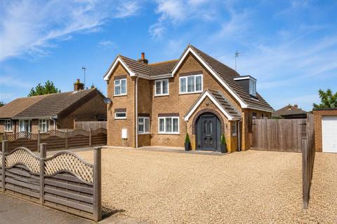 4 bed property, in Bugbrooke Road, £675,000