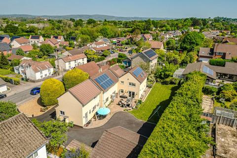 6 bed property, in The Gables, £895,000