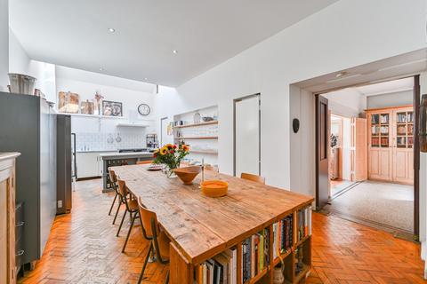 2 bed property, in Greenwich High Road, £1,750,000