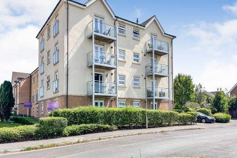 2 bed property, in Whites Way, £200,000