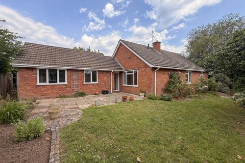 5 bed property, in Newlands Crescent, £400,000