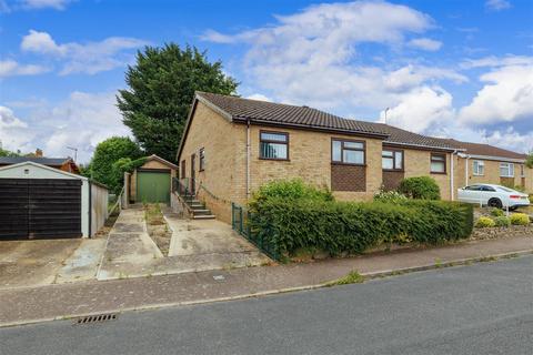 2 bed property, in Stanton Close, £190,000