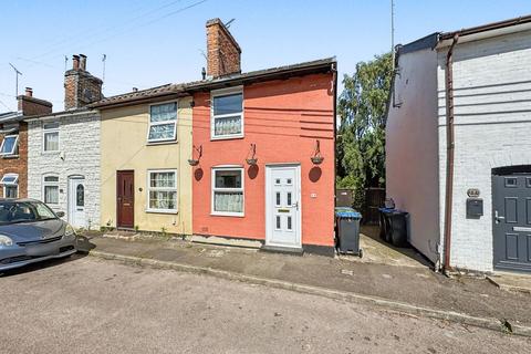 2 bed property, in Cardinalls Road, £190,000