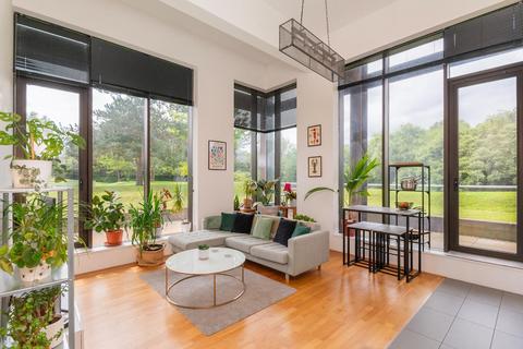 2 bed property, in Lakeshore Drive, £275,000