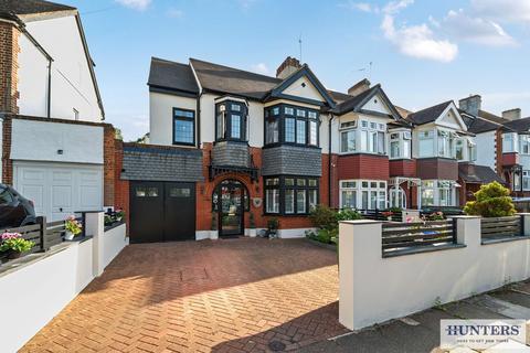 4 bed property, in Chelsworth Drive, £650,000