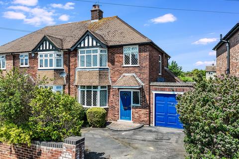 3 bed property, in Highfield Road, £525,000