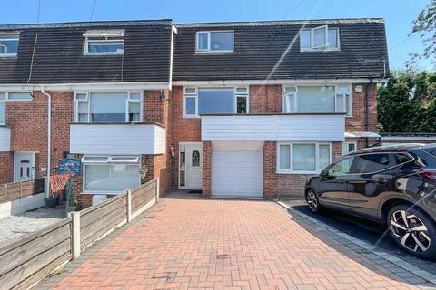 3 bed property, in Lindow Court, £245,000