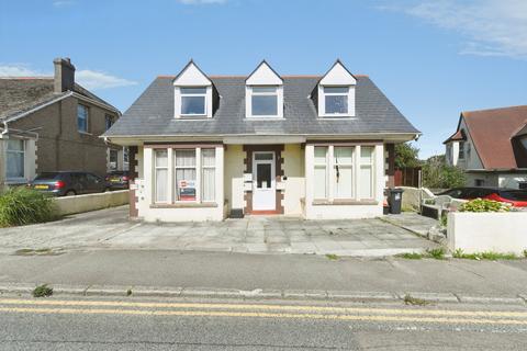 1 bed property, in Edgcumbe Avenue, £140,000