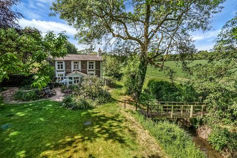5 bed property, in Highlands Road, £825,000