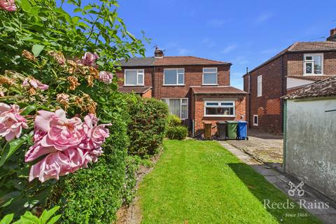 3 bed property, in Bossington Close, £200,000