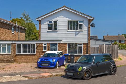 5 bed property, in Lyn Road, £550,000