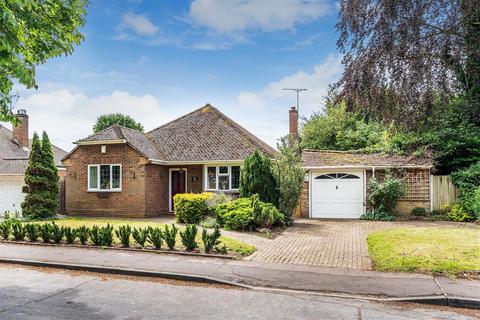 3 bed property, in Leatherhead Road, £729,950