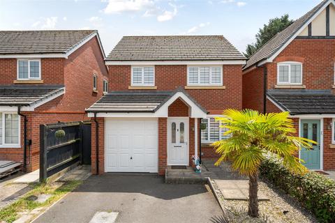 3 bed property, in Heritage Way, £260,000