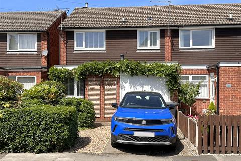 3 bed property, in St. Augustines Close, £200,000