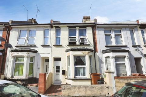 3 bed property, in Balmoral Road, £200,000