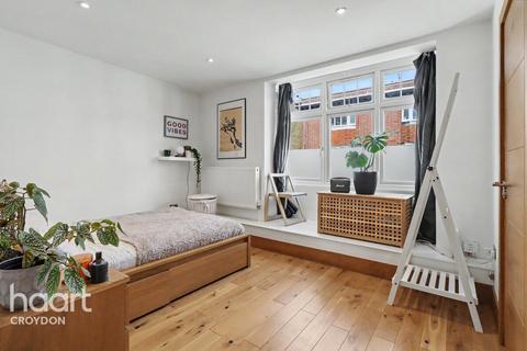 1 bed property, in Selsdon Road, £220,000