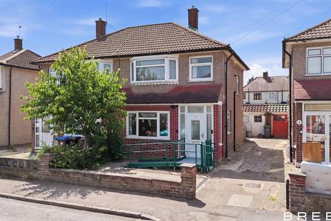 3 bed property, in Cunningham Avenue, £450,000