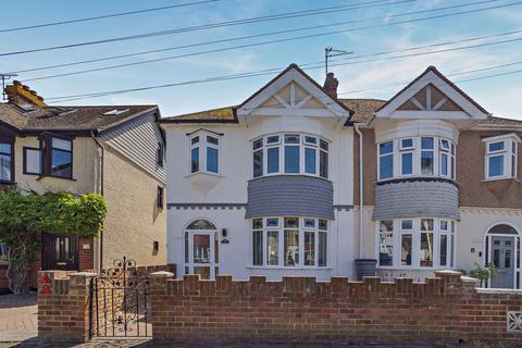 3 bed property, in Beckley Road, £299,000