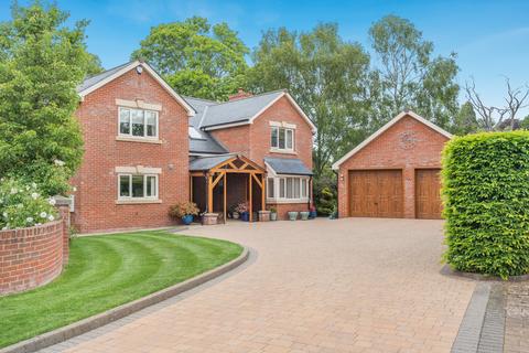 4 bed property, in Weston Under Penyard, £785,000