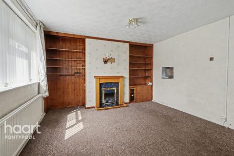 3 bed property, in Hillside Drive, £190,000