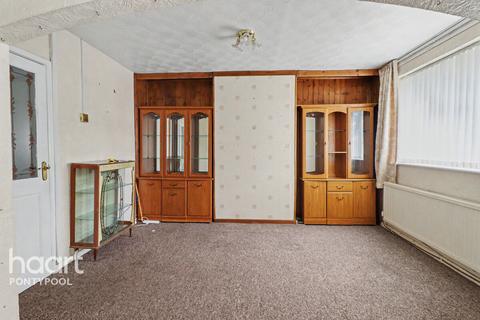 3 bed property, in Hillside Drive, £190,000