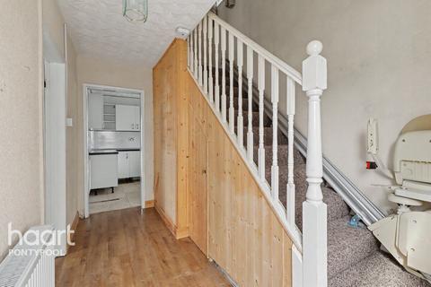 3 bed property, in Hillside Drive, £190,000