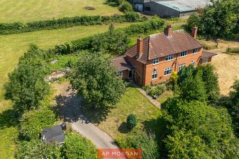 5 bed property, in Alcester Road, £400,000