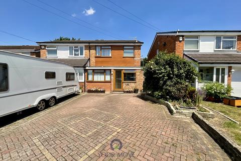 3 bed property, in Bracken Grove, £220,000
