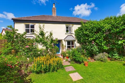 4 bed property, in The Nook, £325,000