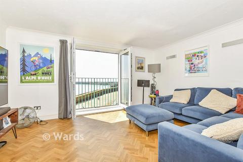 1 bed property, in The Stade, £220,000