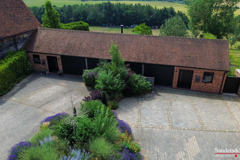 1 bed property, in Wixford, £475,000