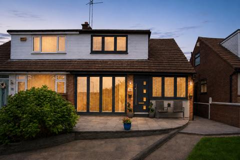 3 bed property, in Queensgate Drive, £250,000
