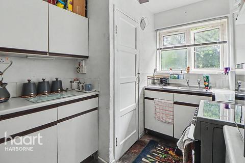 1 bed property, in Cromwell Lane, £110,000