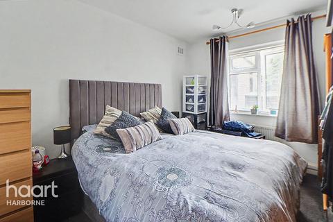 1 bed property, in Cromwell Lane, £110,000